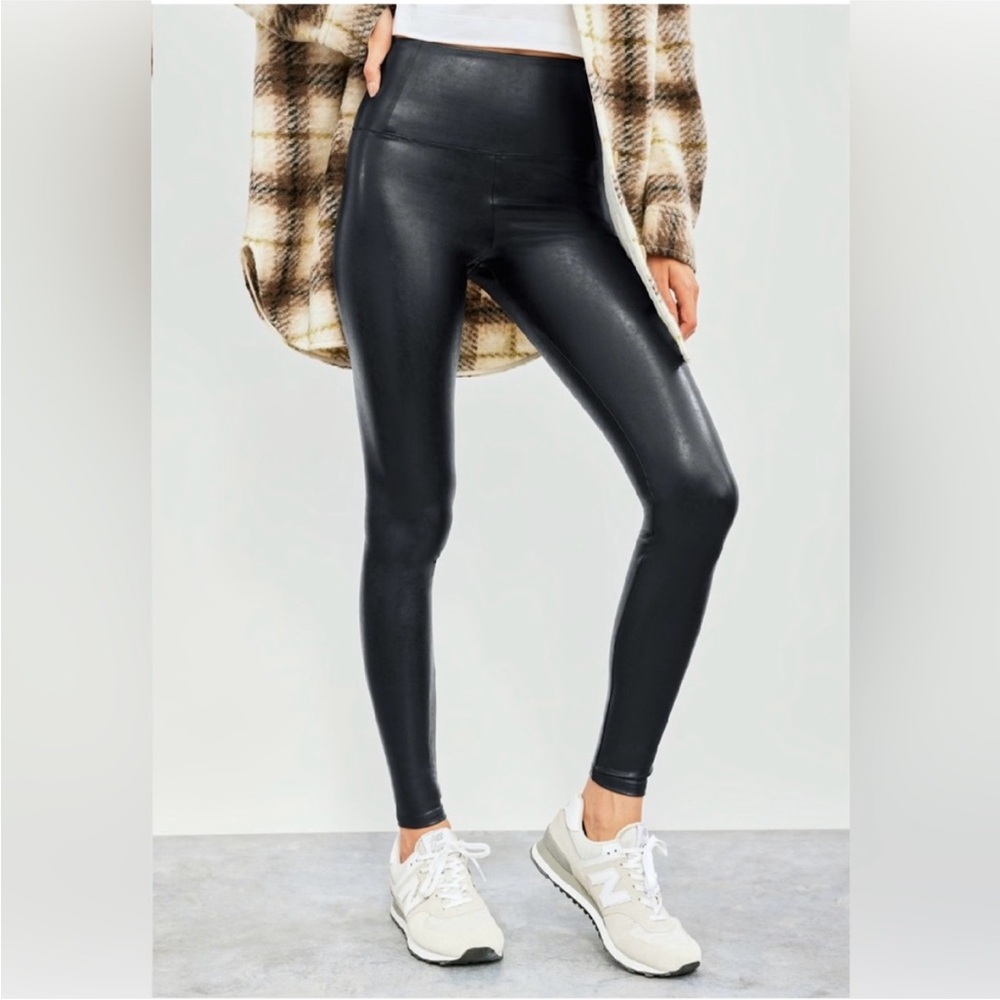 Wilfred Free Aritzia - faux leather Black Leggings